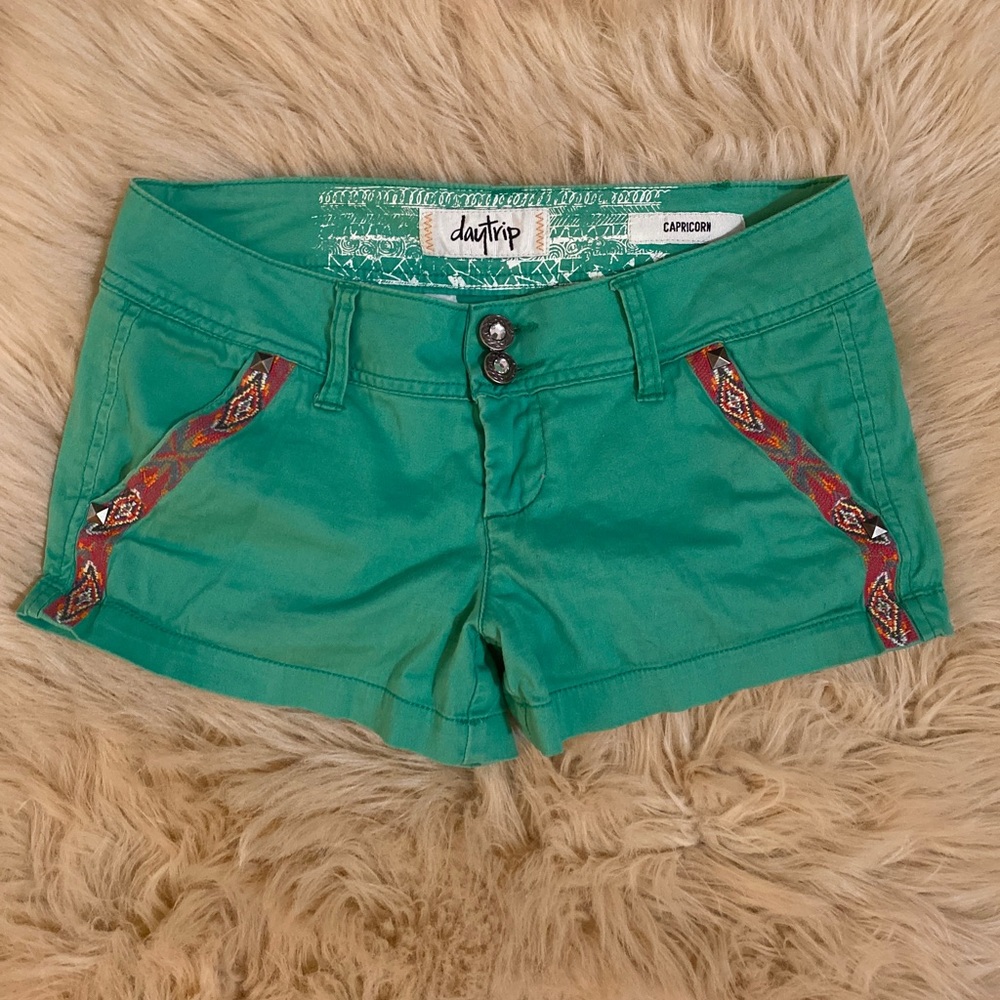 These are Daytrip shorts from the buckle, size 25